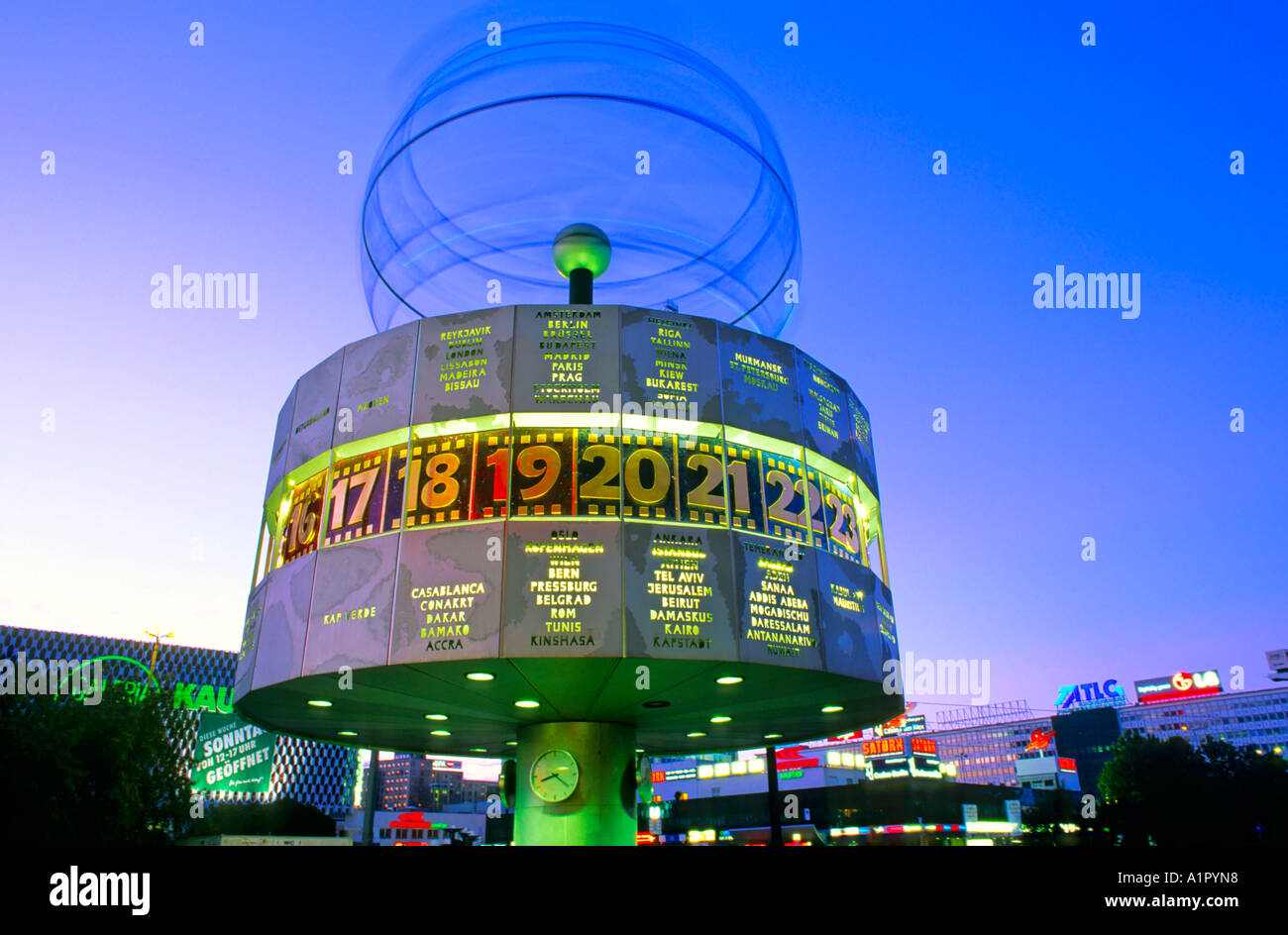 Worldwatch, Alexanderplatz di Berlino, Germania, Europa Foto Stock