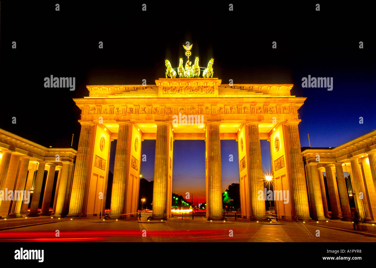 Cancello storico Brandenburger Tor di notte Paris Square, Berlin , Germania Foto Stock