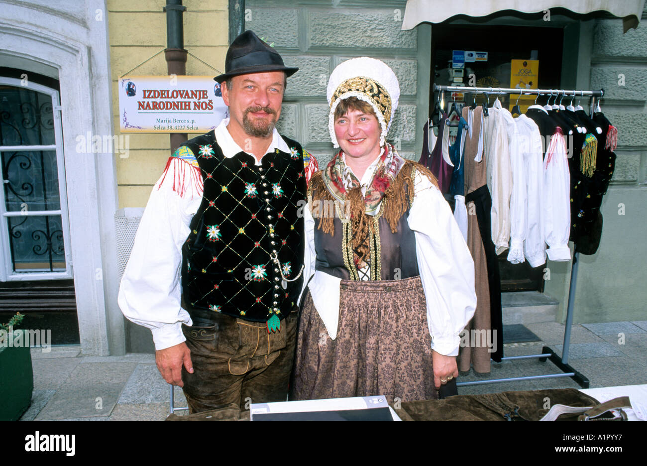 Coppia nativa in costumi tradizionali, festival di musica, Kamnik, Slovenia, Europa Foto Stock