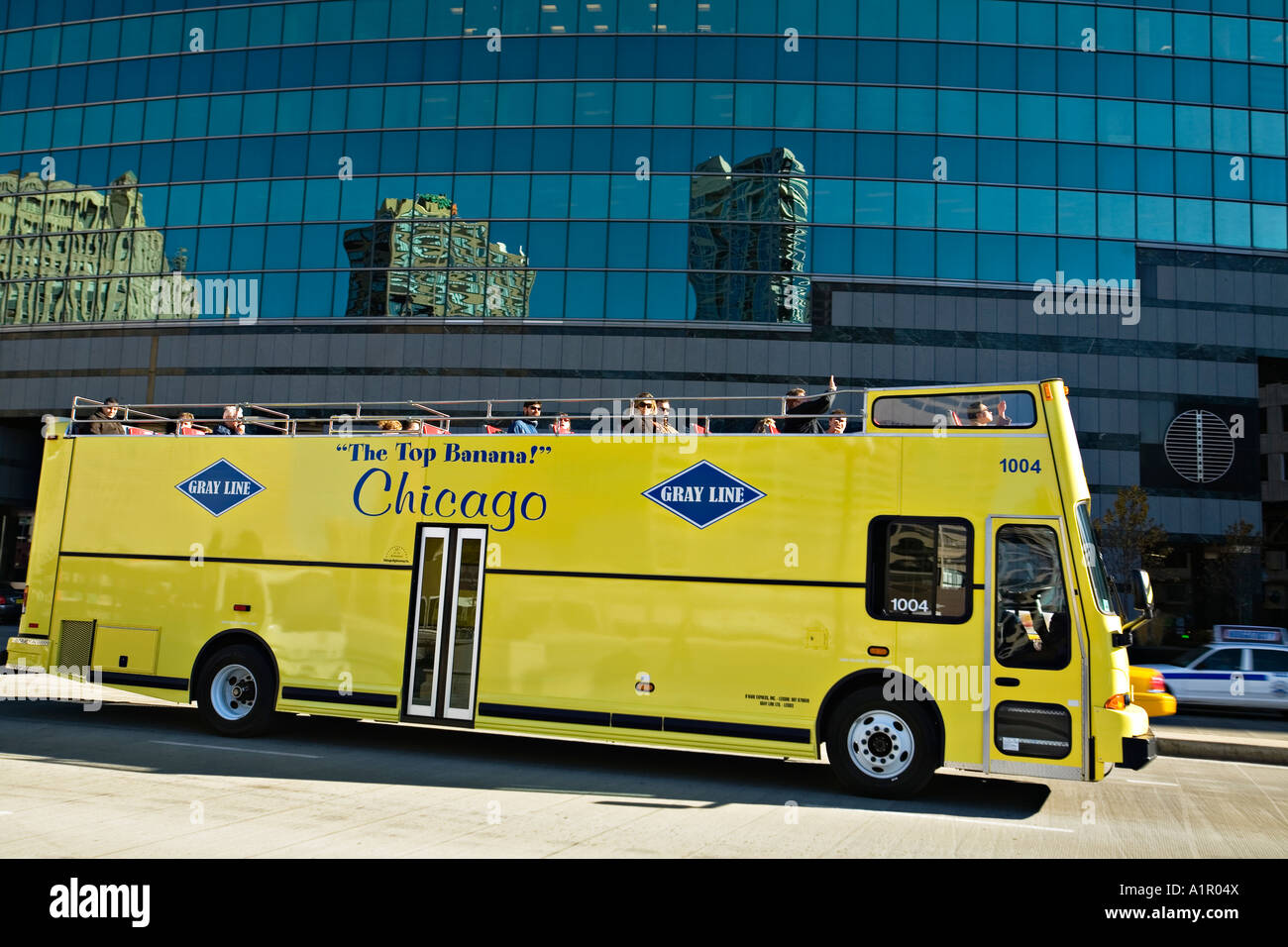 ILLINOIS Chicago grigio giallo linea aria aperta tour bus di fronte 333 Wacker Drive edificio Foto Stock