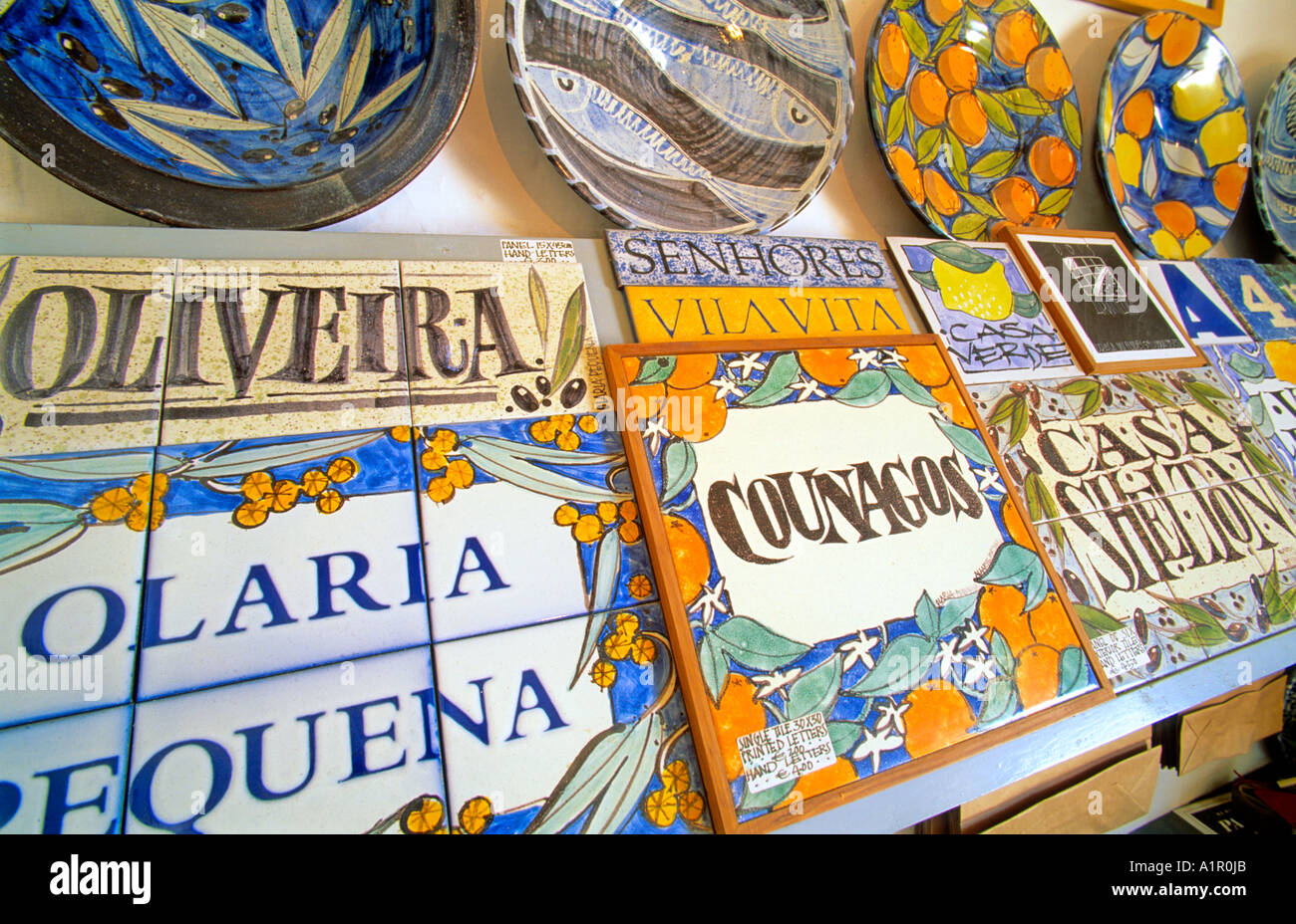 Arte di piastrelle in ceramica artistica Olaria Pequena, portici, Algarve, Portogallo, Europa Foto Stock