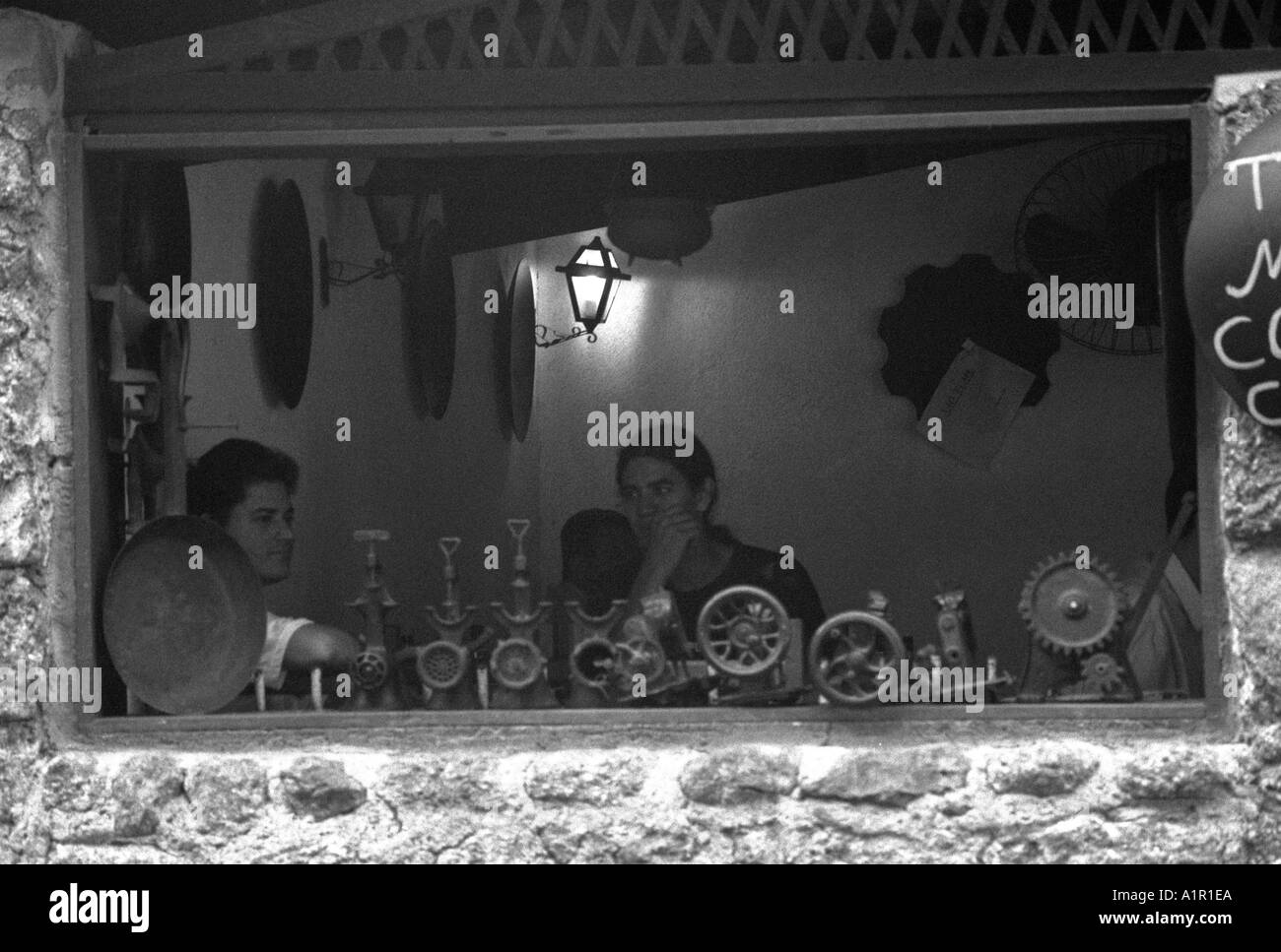 Malinconici giovani uomini in corrispondenza della finestra di un tradizionale caffetteria negozio Colonia del Sacramento Uruguay Sud America Latina Foto Stock