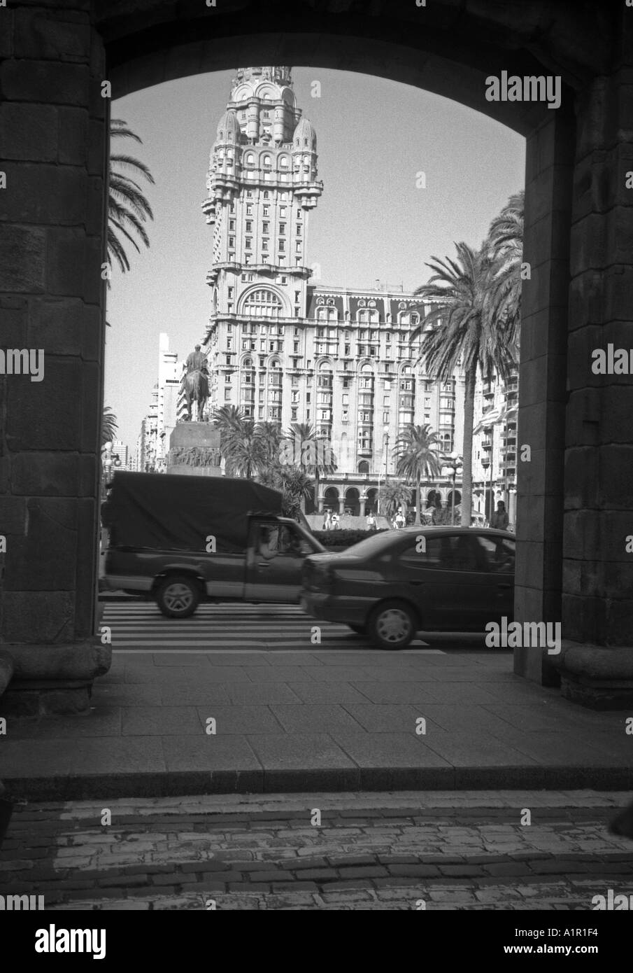 Vista panoramica e vie del centro della città attraverso una tipica arcata in pietra Montevideo Uruguay Sud America Latina Foto Stock