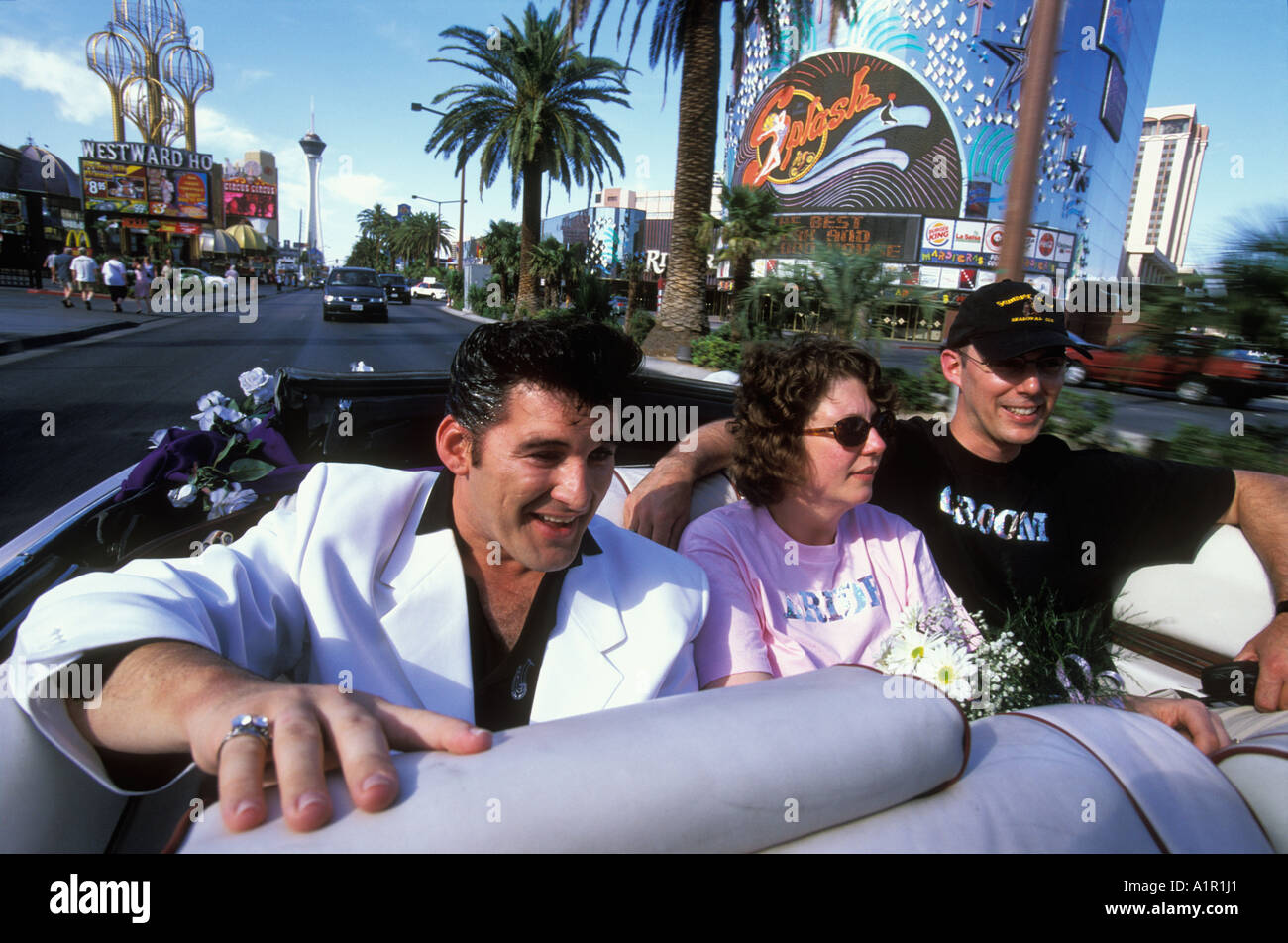 Un paio di rinnovare i loro voti e sosia di Elvis travel il Las Vegas Strip in un CadillacConvertible Las Vegas Nevada USA Foto Stock