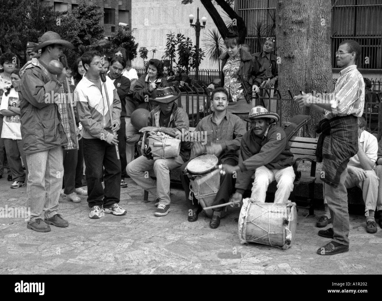 "Gruppo dell' anima gli artisti di strada uomini suonare insieme tamburi conga strumenti esotici Caracas Venezuela sud America Latina Foto Stock