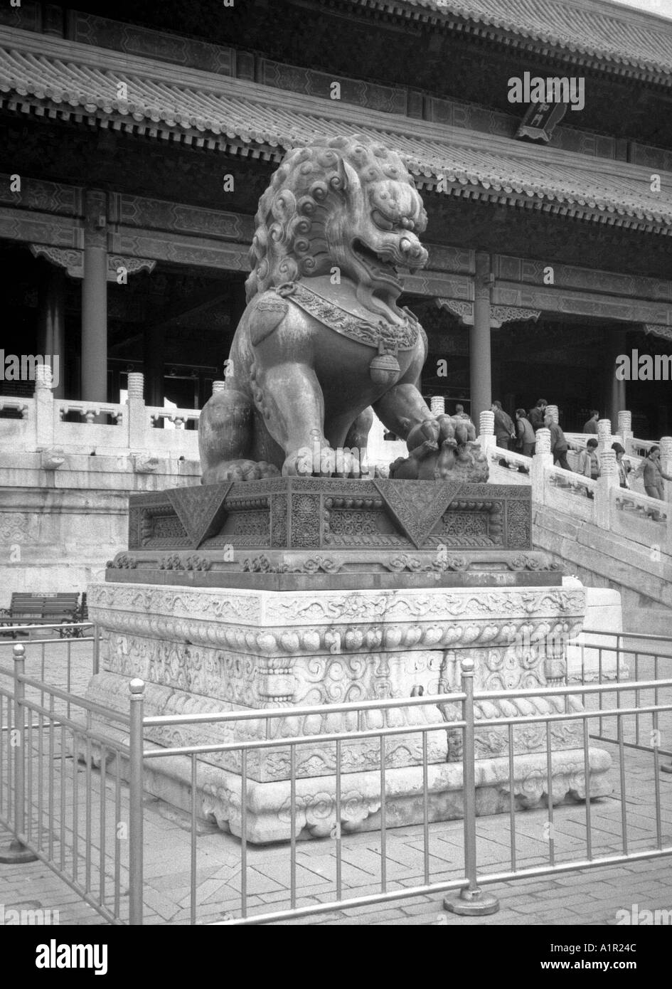 Sala della suprema armonia custodito da leone di bronzo Città Proibita UNESCO World Heritage Site Beijing Pechino Cina Asia Foto Stock