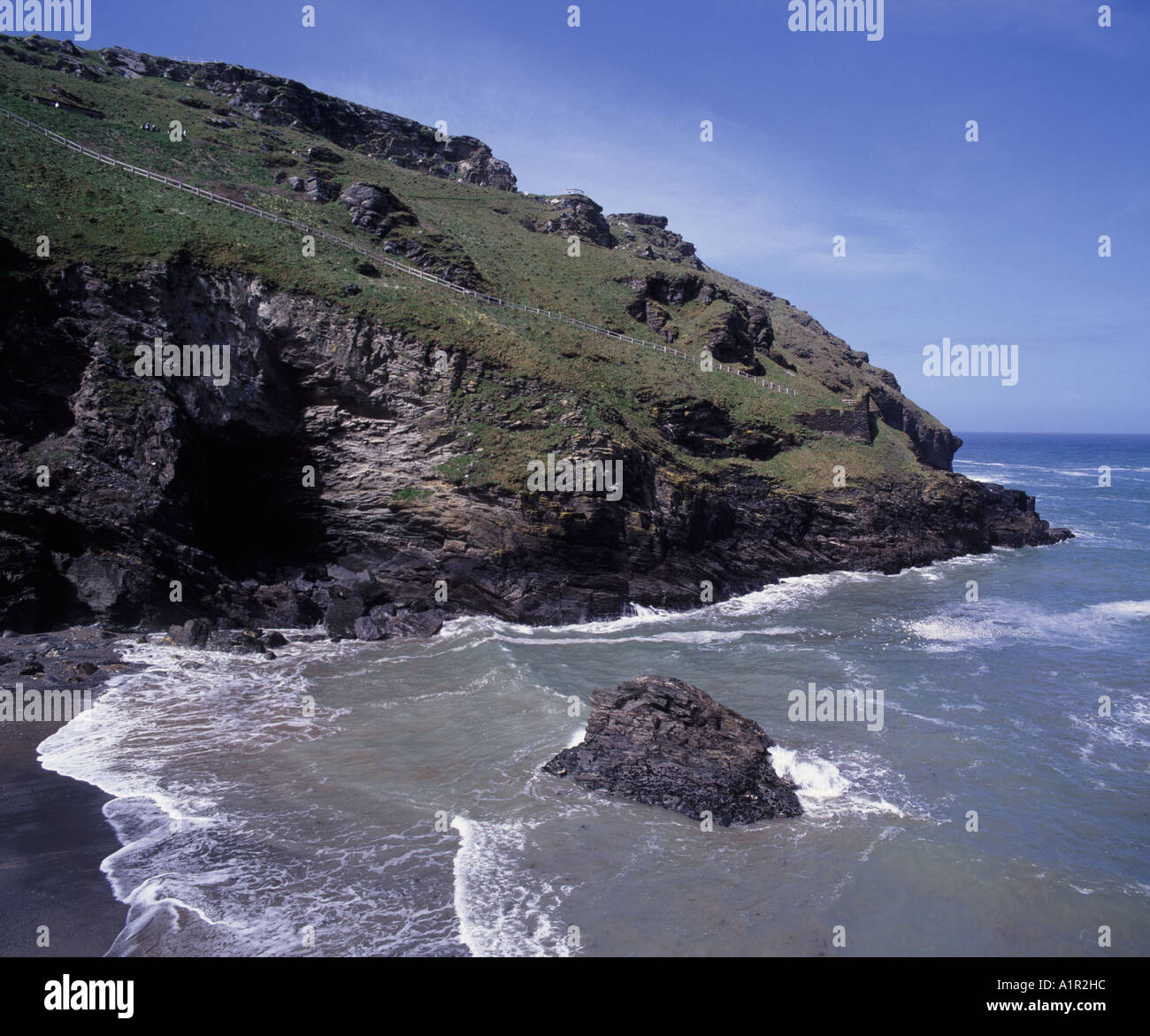 Le spettacolari rovine del castello di Tintagel associato con la leggenda di Re Artù Foto Stock