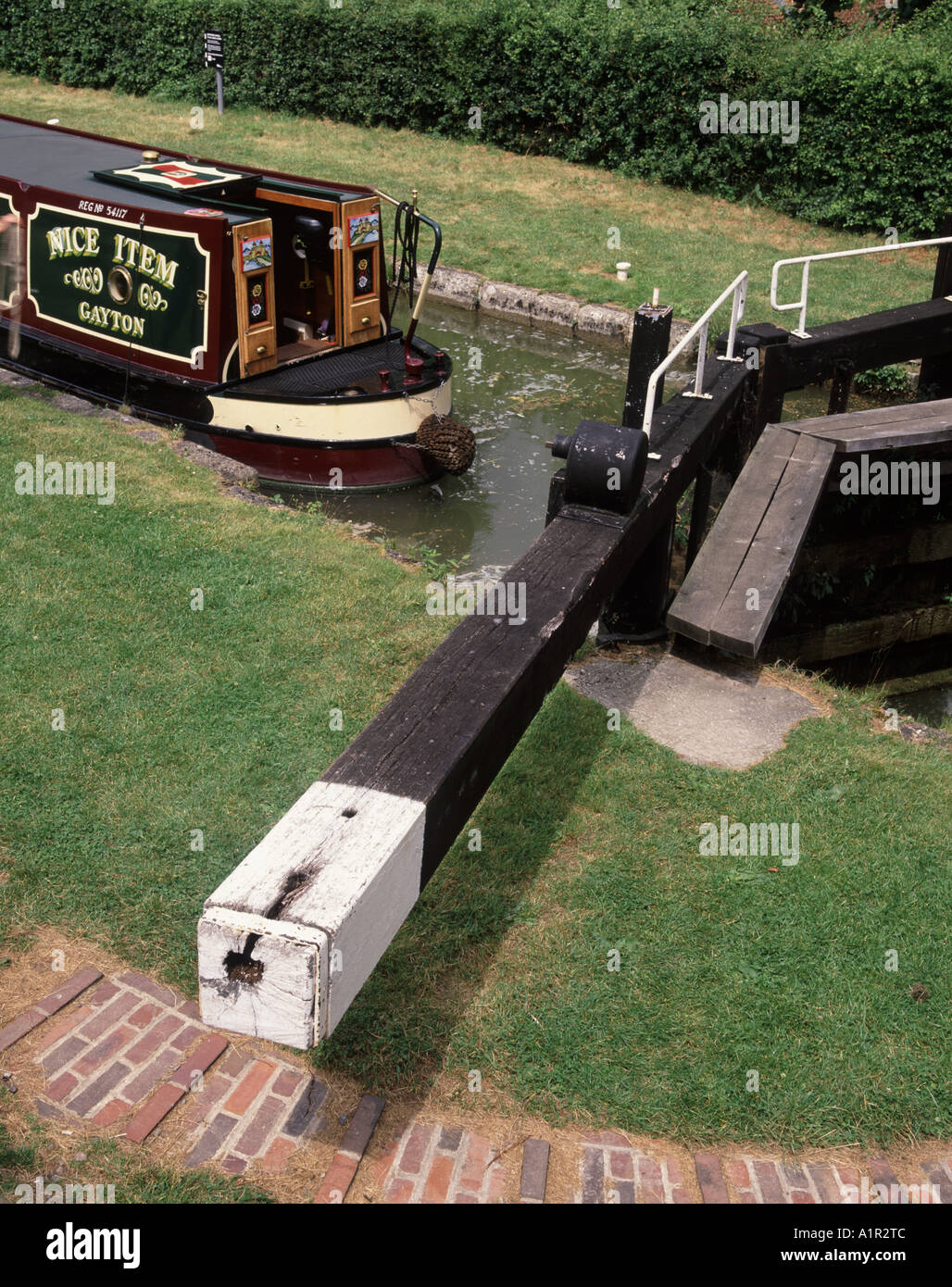 Il blocco di Kennet and Avon Canal vicino a Hungerford sulla giornata d'estate Foto Stock