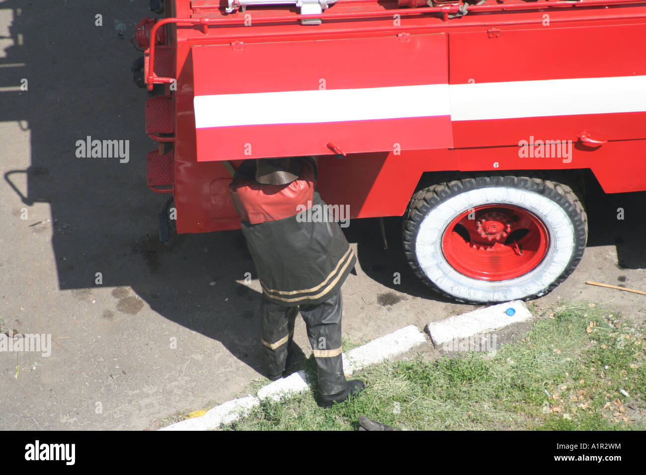 Vigili del fuoco a Kiev che estinguono un incendio con un camion rosso e le attrezzature. Foto Stock