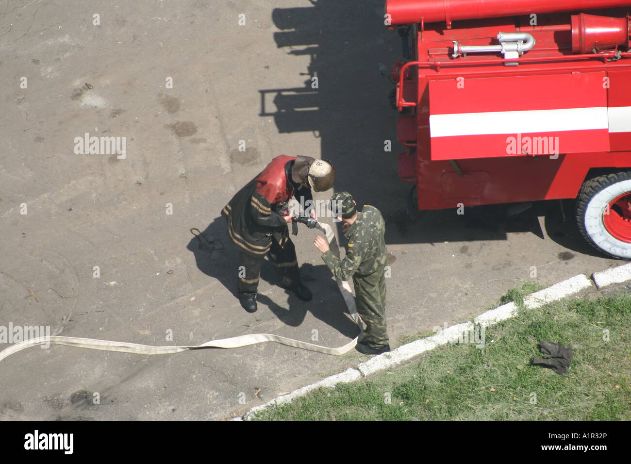 Vigili del fuoco a Kiev che estinguono un incendio con un camion rosso e le attrezzature. Foto Stock