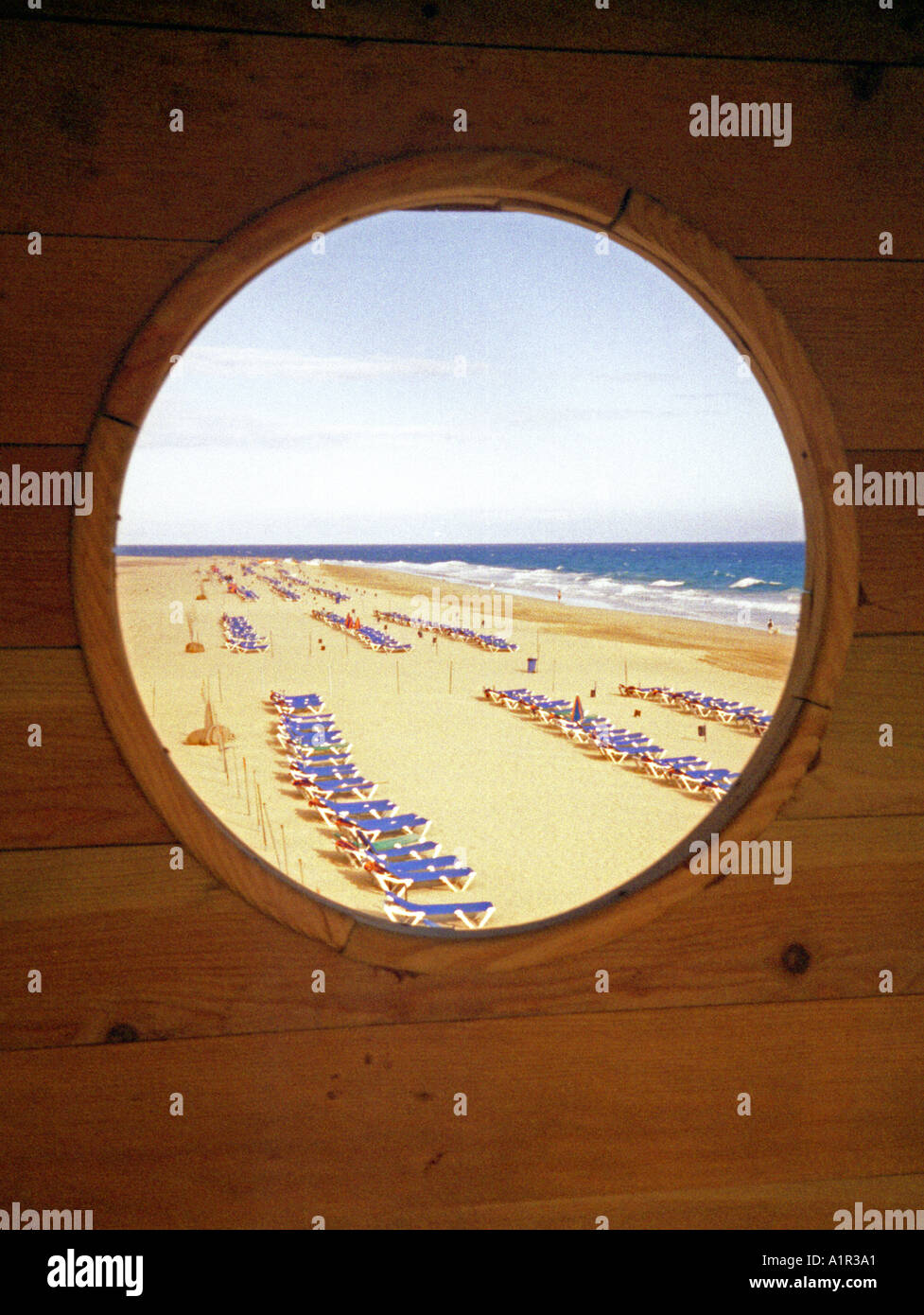 Vista del mare attraverso la finestra circolare del bagnino post Puerto del Rosario Fuerte Ventura Isole Canarie Spagna Europa Foto Stock
