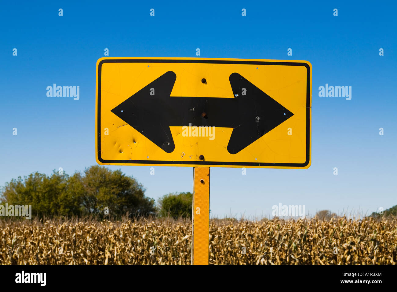 ILLINOIS McHenry County doppia freccia cartello giallo alla fine della strada dal campo di mais Foto Stock
