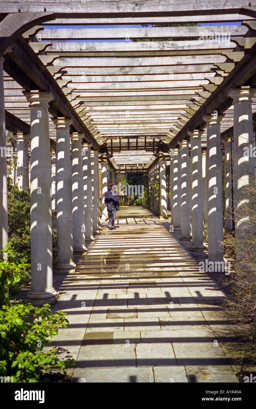 Dettagli in stile georgiano tradizionale colonnato aperto sul tetto di legno pergola profondità sky Hampstead Heath Park Londra Inghilterra Regno Unito Europa Foto Stock