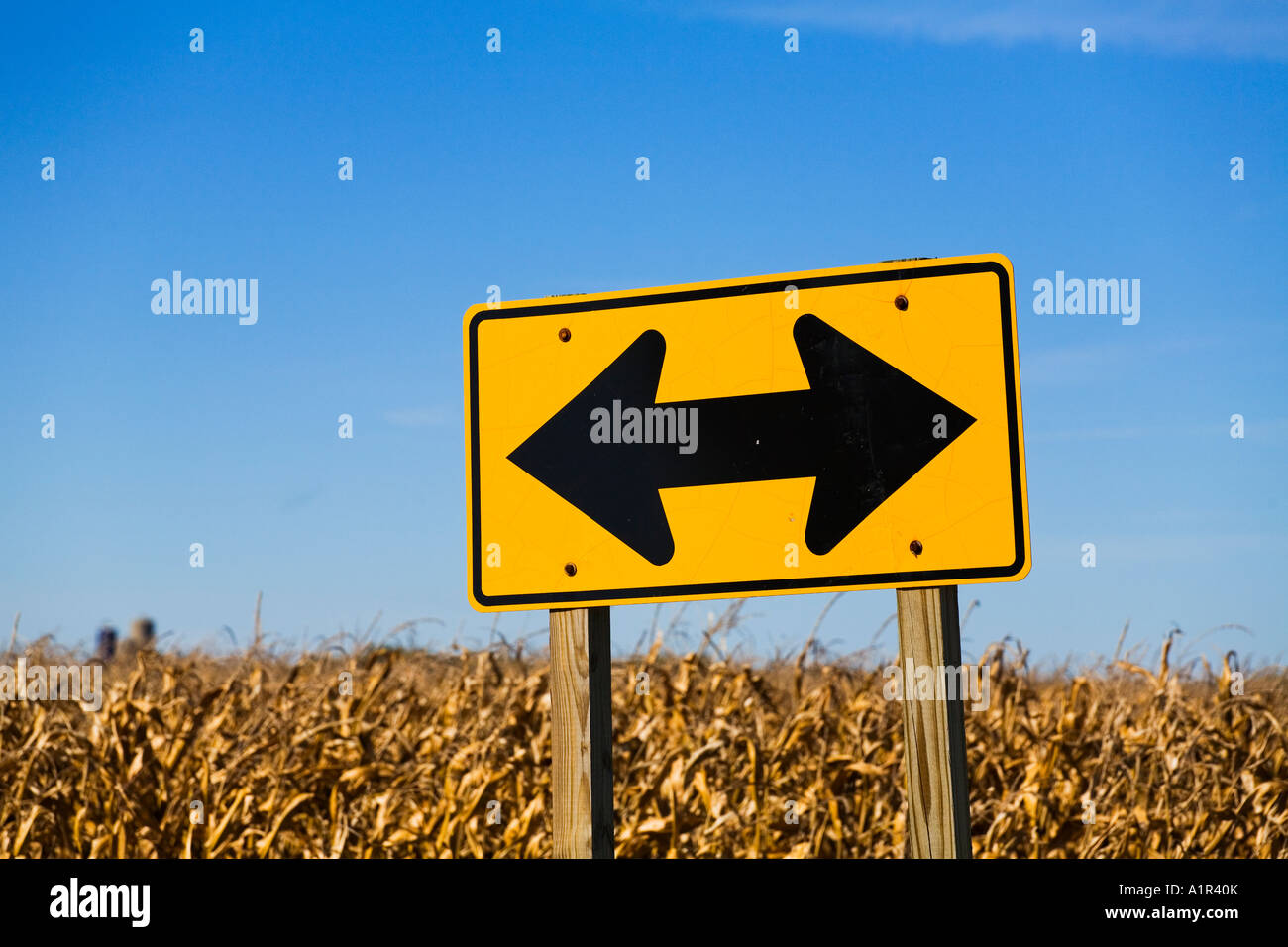 ILLINOIS McHenry County doppia freccia segno da campo di mais alla fine della strada Foto Stock