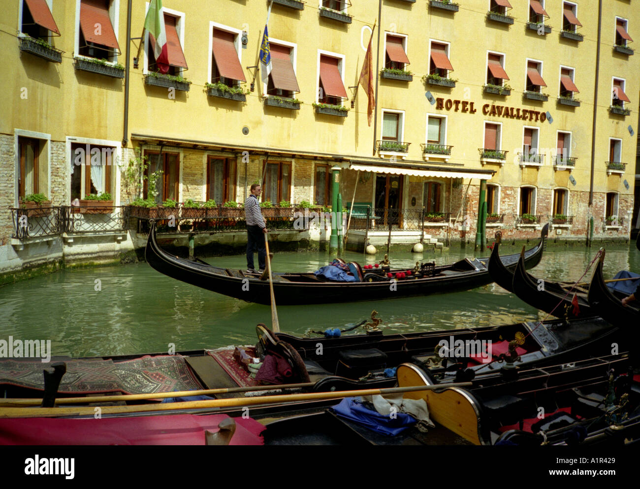 Dettaglio gondole tipica linea design di forma della luce del sole windows uomo navigare fila Venezia Veneto Nord Est Italia del Nord Europa Foto Stock