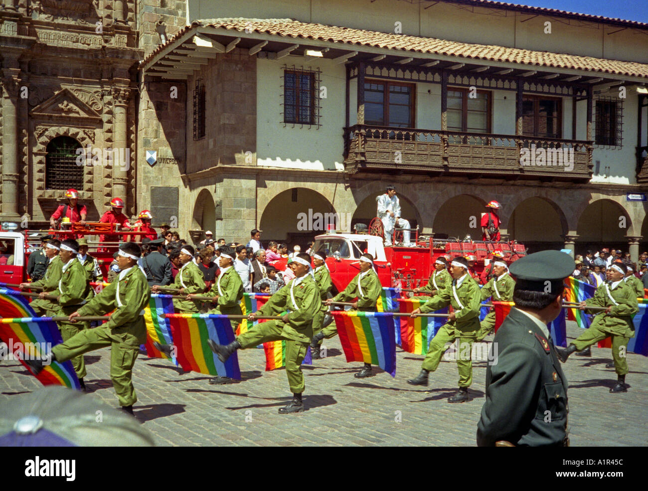 Strada pubblica piazza parade display potenza senza volto all'aperto anonimo uomo uomini boy stesso clone Cuzco Perù Sud America Latina Foto Stock