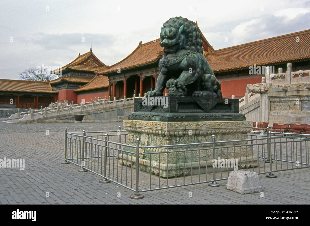 Sala della suprema armonia custodito da leone di bronzo Città Proibita UNESCO World Heritage Site Beijing Pechino Cina Asia Foto Stock