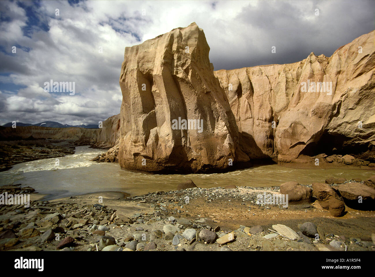 Parete di ceneri vulcaniche esposta da erosione Valle dei Diecimila Fumi Katmai National Park in Alaska Foto Stock