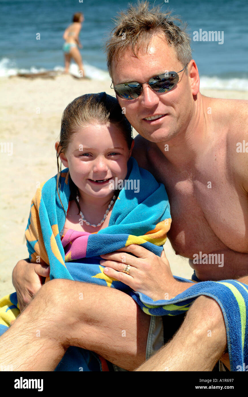 Padre figlia in spiaggia Foto Stock