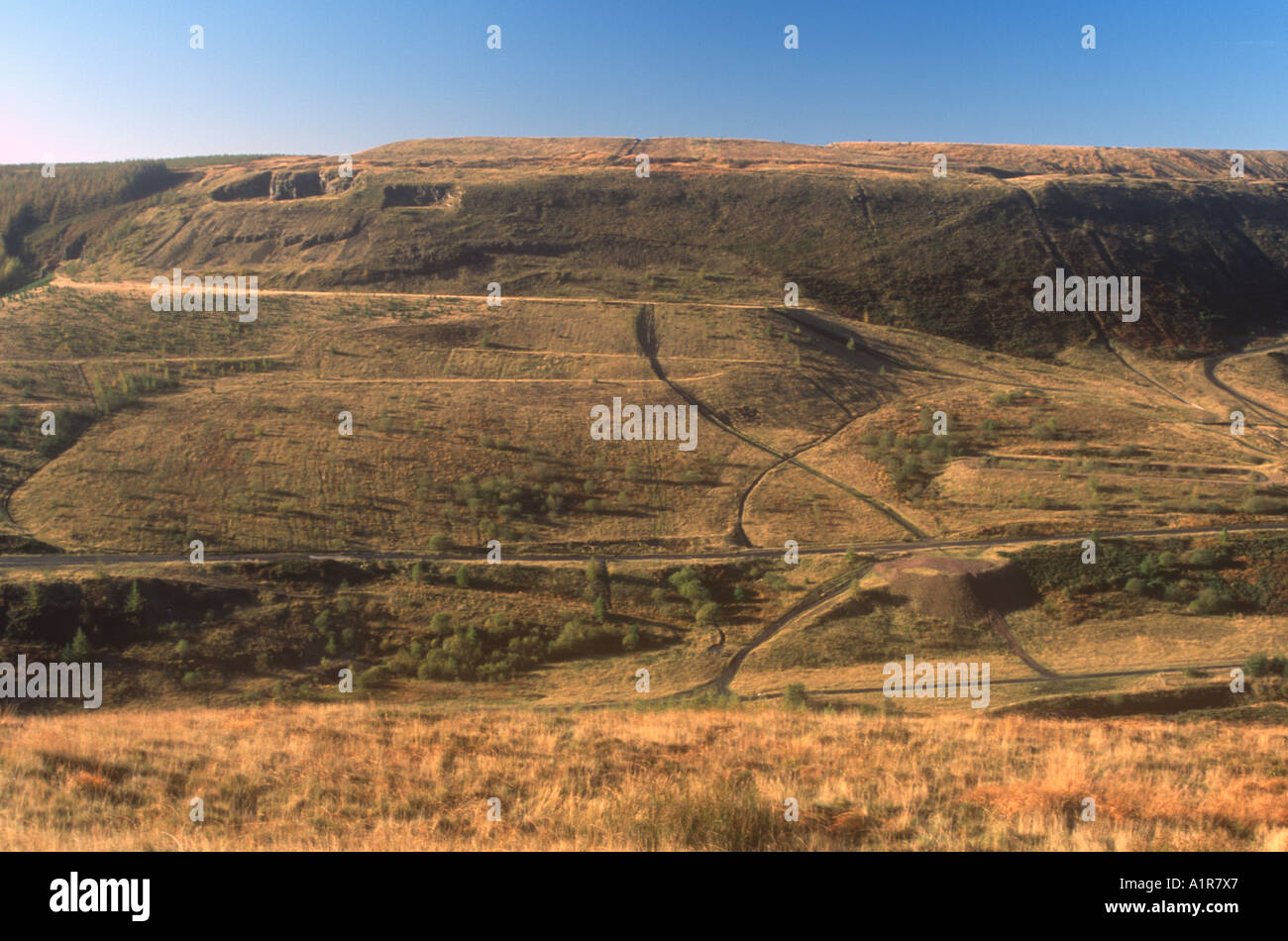 Rifiuti di carbone punta bonificata e paesaggistici Maerdy Colliery sito Rhondda Fach Galles del Sud Foto Stock
