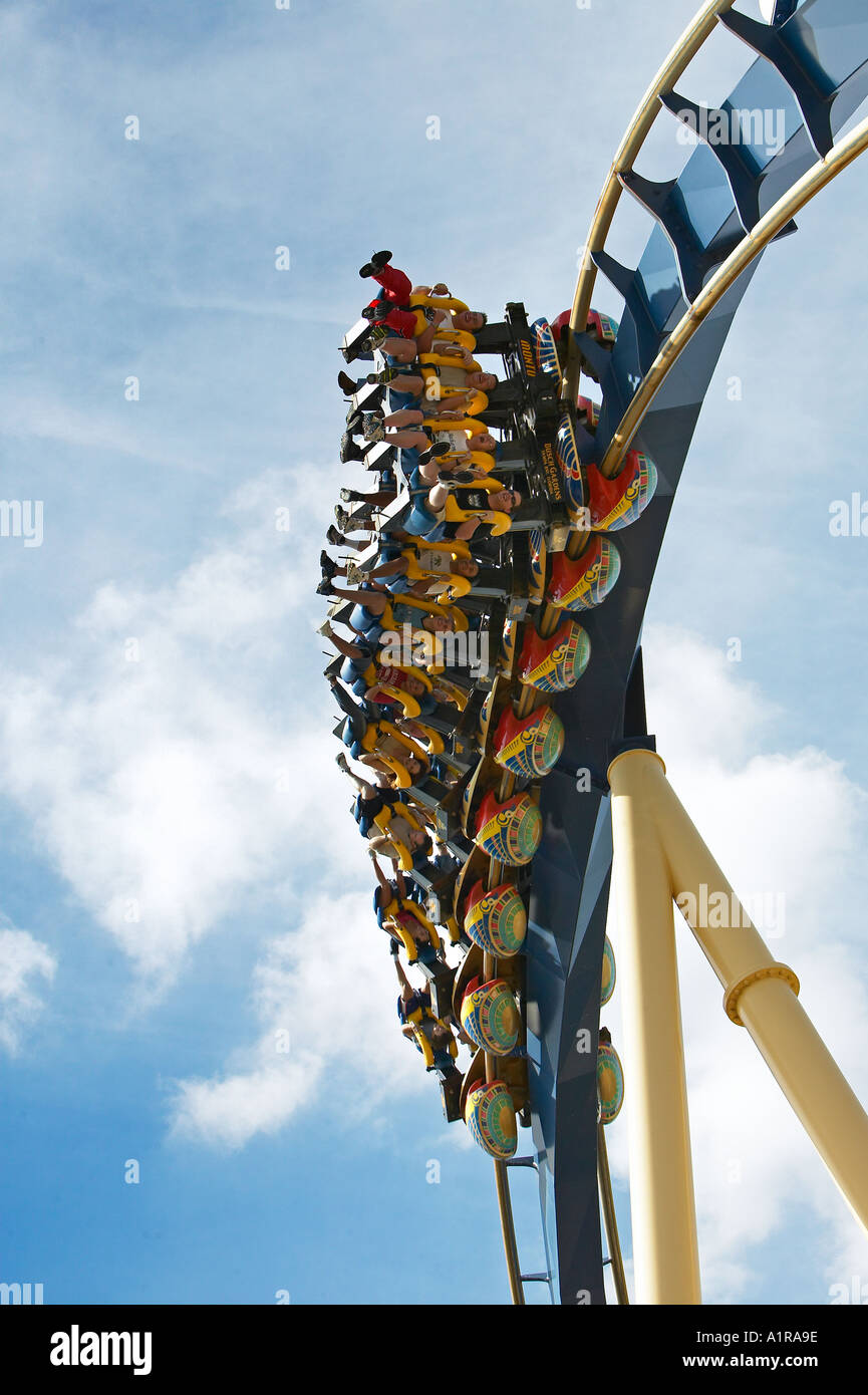 Piloti appendere sospesa e loop il lato giù dalla Montu roller coaster al Busch Garden Tampa Florida USA Foto Stock