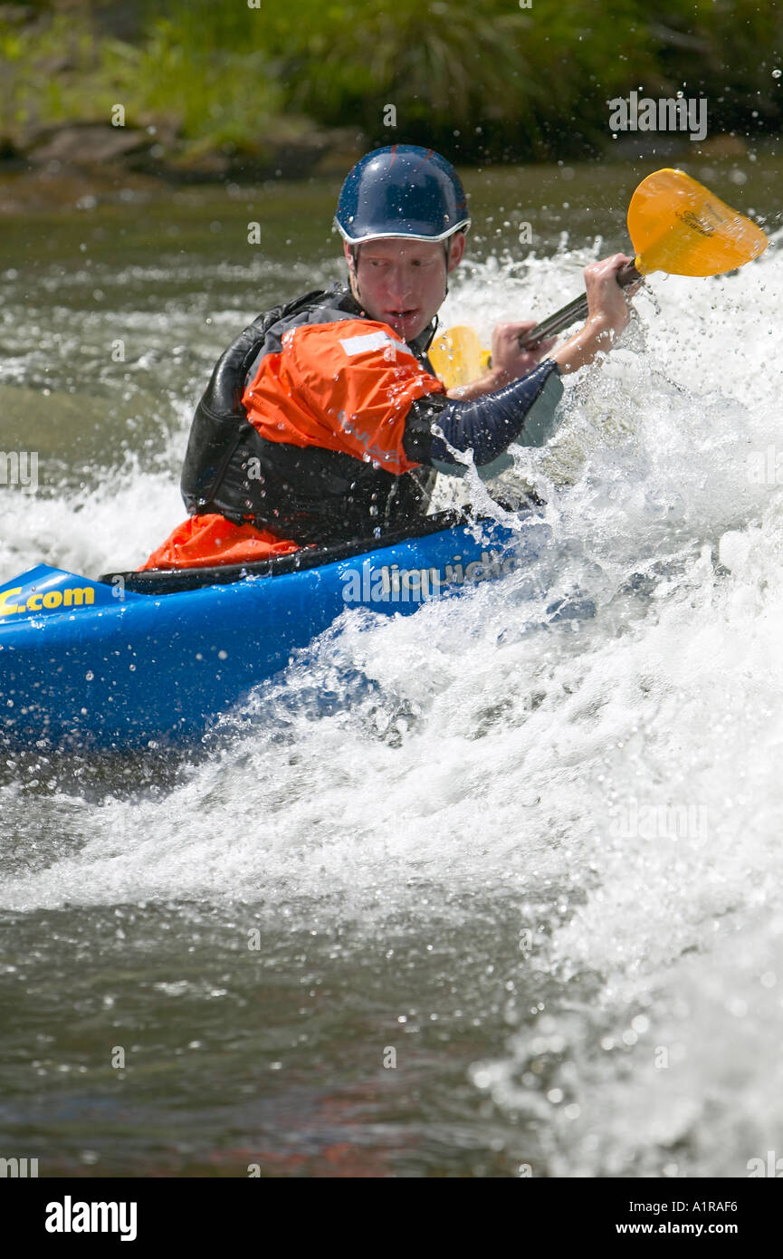 Fiume Whitewater Kayaker pale attraverso una rapida in corso pratica Nantahala Outdoor Center Bryson City North Carolina USA Foto Stock