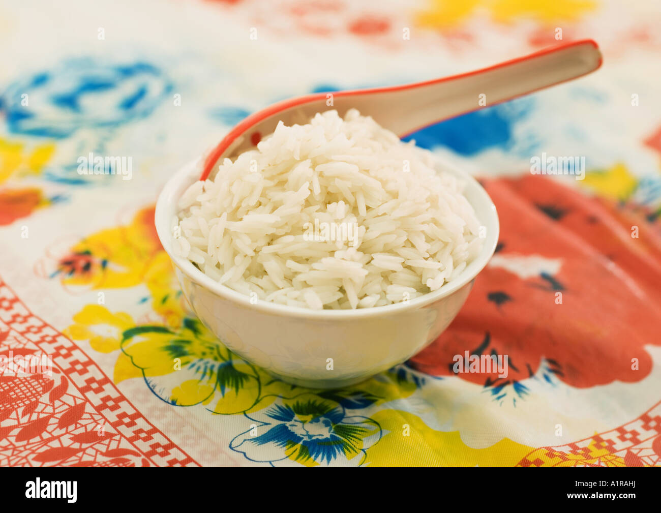 Ciotola di riso bianco a chicco lungo cucchiaio con Foto Stock