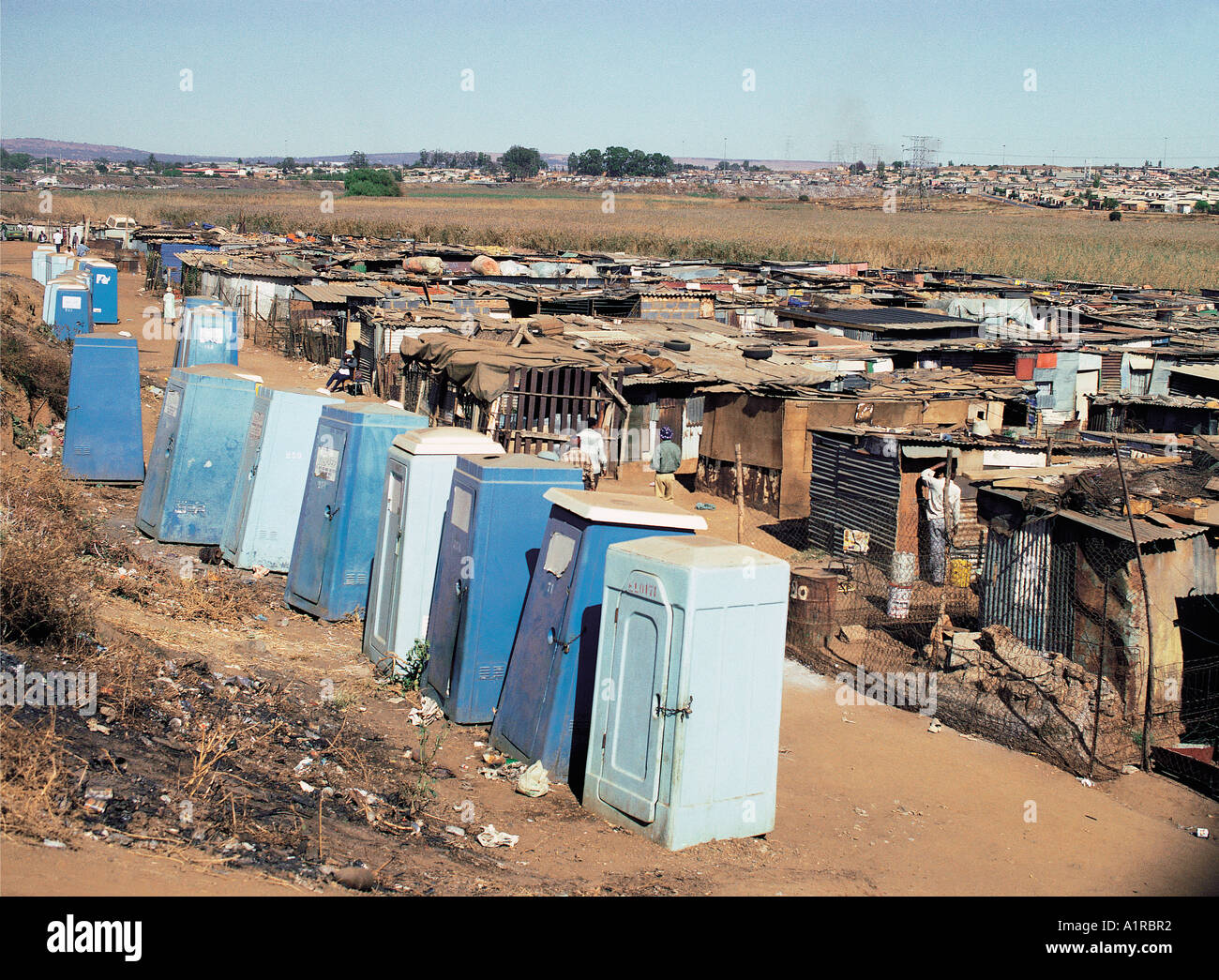 Una fila di latrine bloccabile in baraccopoli zona di Soweto vicino a Johannesburg in Sud Africa Foto Stock