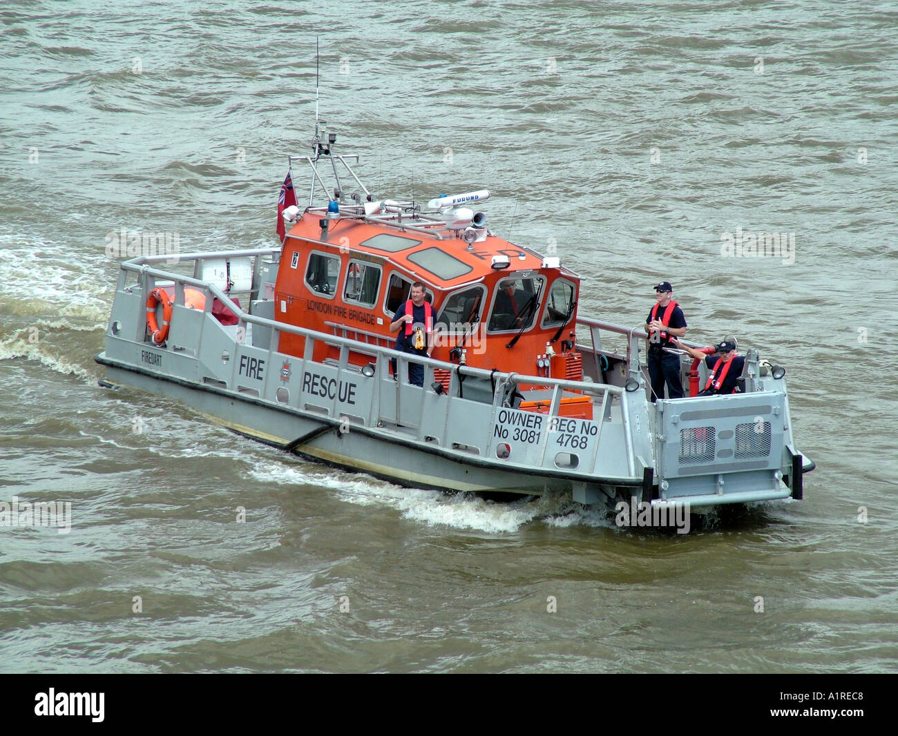 Londra Vigili del Fuoco incendio della barca di salvataggio sul Fiume Tamigi Londra Inghilterra REGNO UNITO Foto Stock