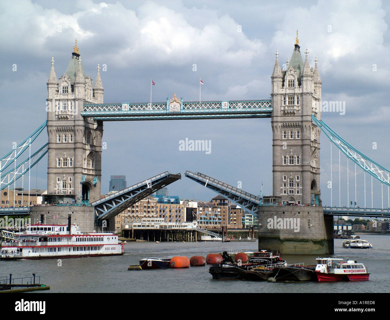 Il Tower Bridge con carreggiata sollevato Londra Inghilterra REGNO UNITO Foto Stock