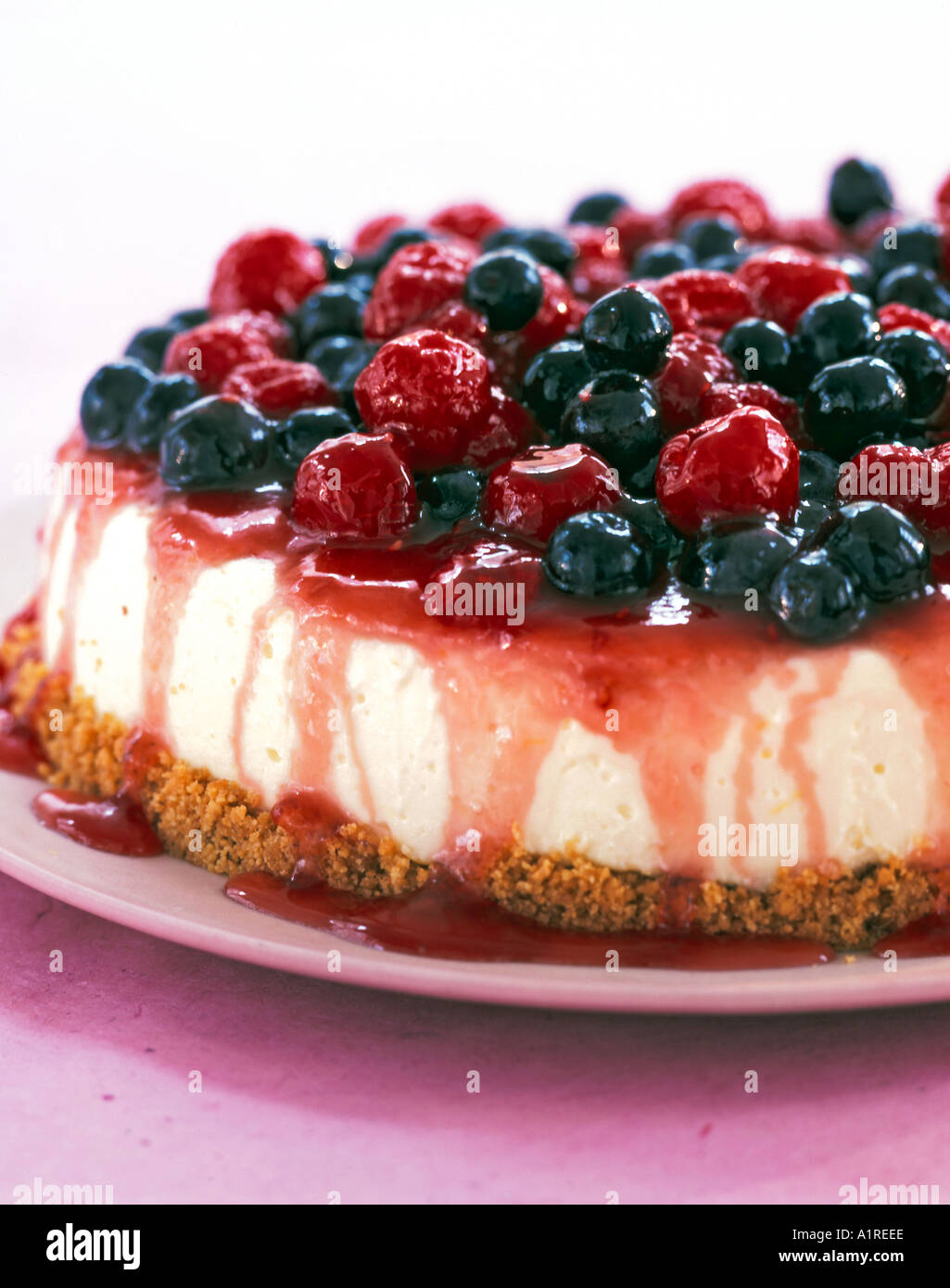 Cheesecake con topping di lamponi e mirtilli Foto Stock