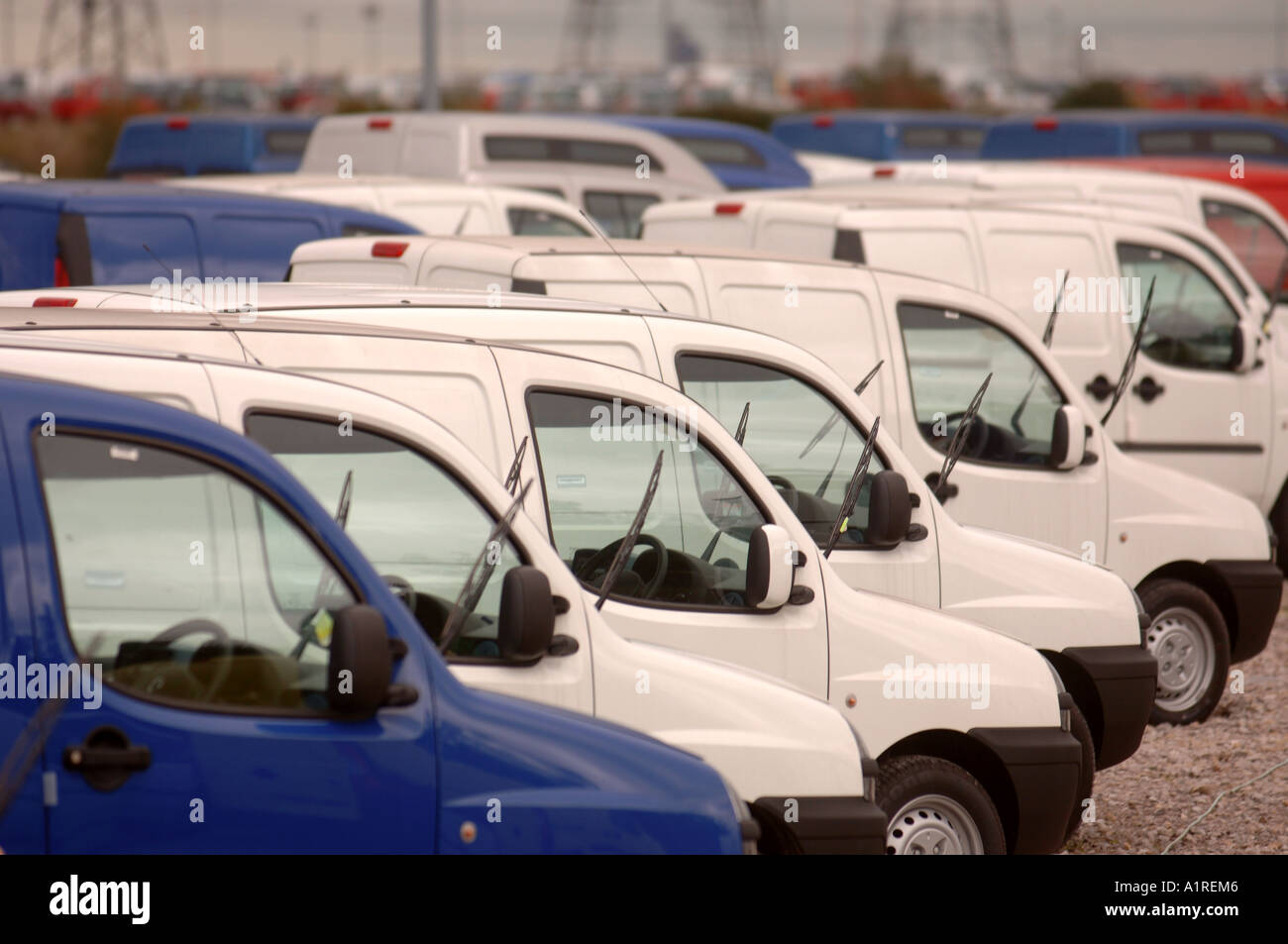 Nuova Fiat Doblo Cargo furgoni parcheggiati in AVONMOUTH DOCKS VICINO A BRISTOL REGNO UNITO Foto Stock