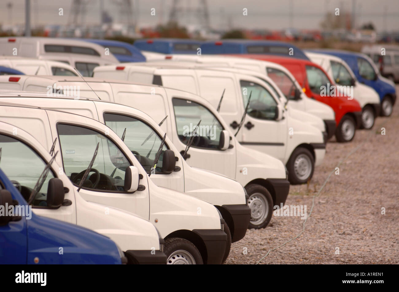 Nuova Fiat Doblo Cargo furgoni parcheggiati in AVONMOUTH DOCKS VICINO A BRISTOL REGNO UNITO Foto Stock