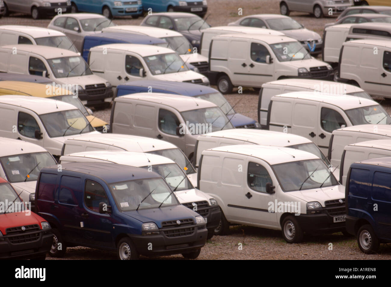 Nuova Fiat Doblo Cargo furgoni parcheggiati in AVONMOUTH DOCKS VICINO A BRISTOL REGNO UNITO Foto Stock