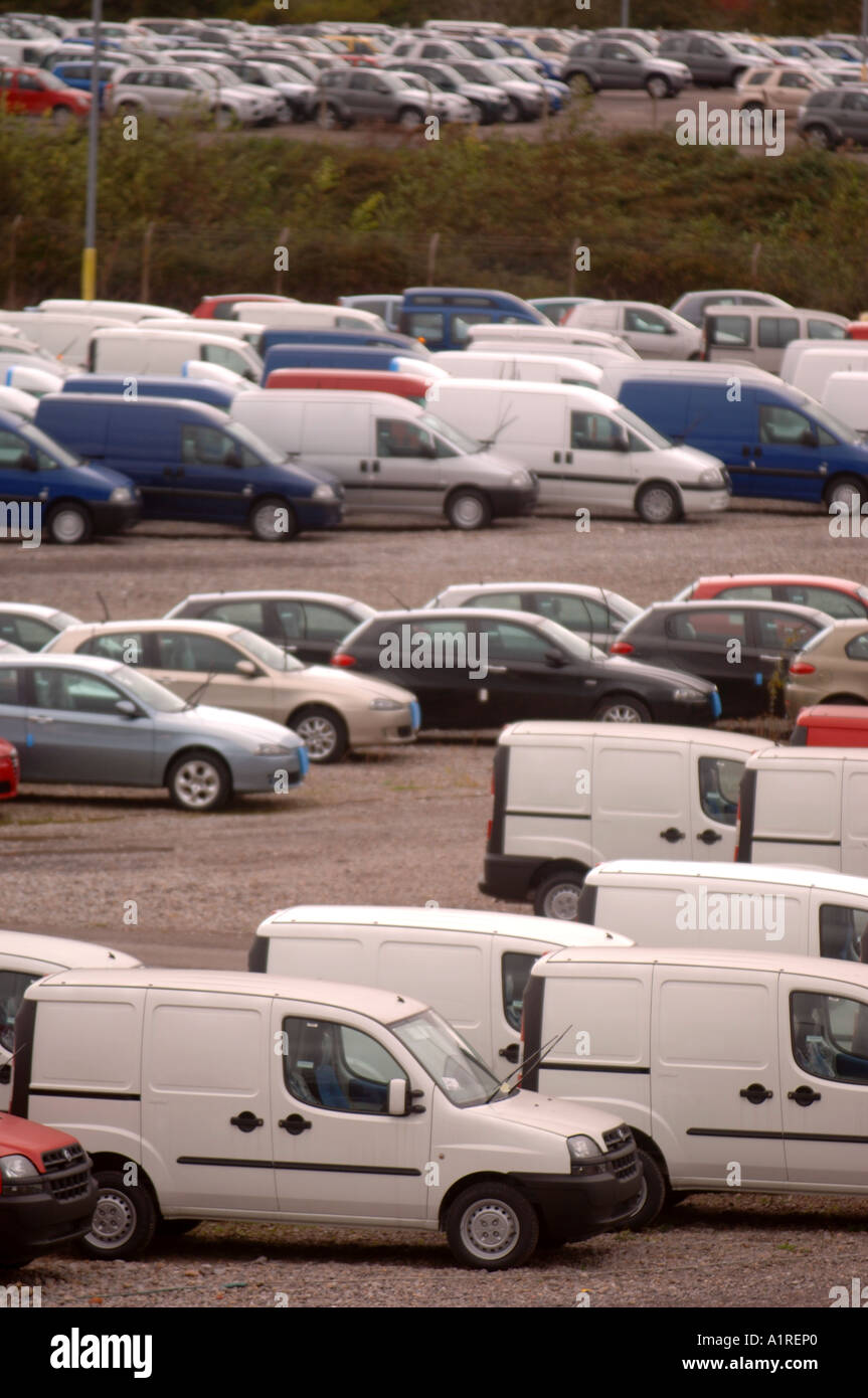 Nuova Fiat Doblo Cargo furgoni parcheggiati in AVONMOUTH DOCKS VICINO A BRISTOL REGNO UNITO Foto Stock