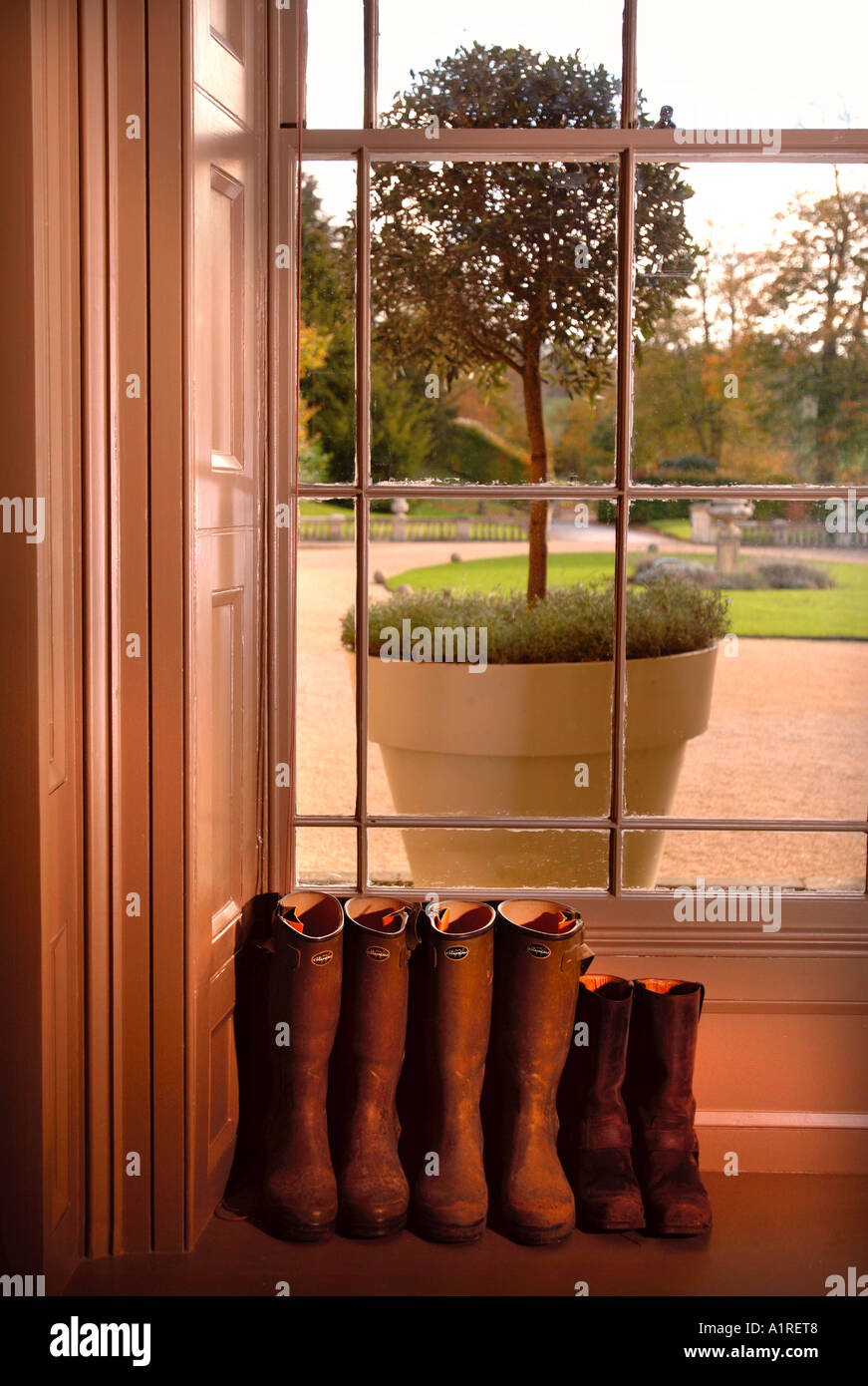 Stivali da pioggia nel portico di una casa signorile vicino a Cheltenham GLOUCESTERSHIRE REGNO UNITO Foto Stock