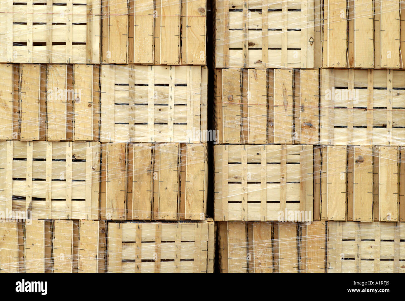 Scatole di legno accatastati in un porto di pesca. Foto Stock