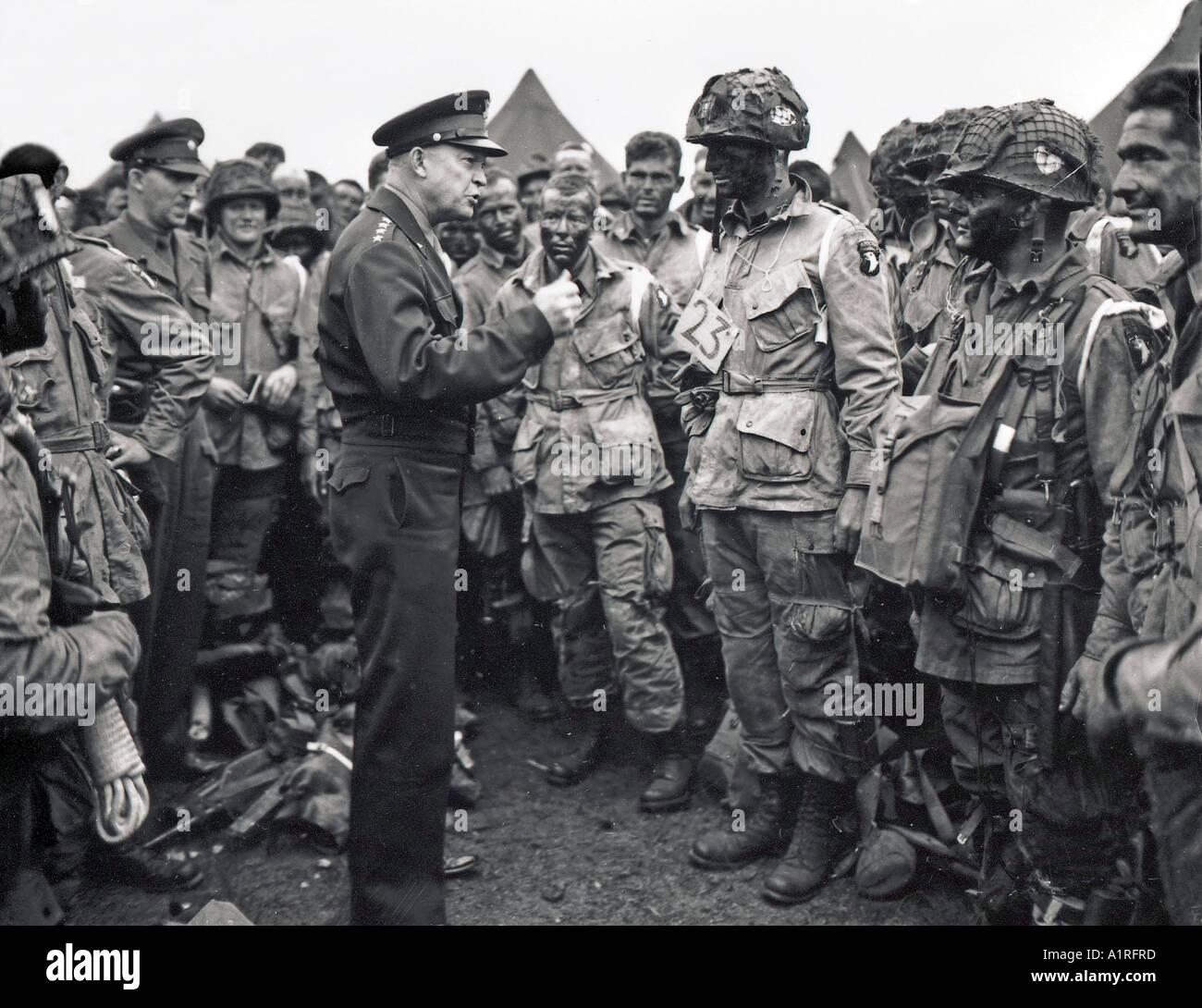 Generale Eisenhower affrontando la 101st Airborne in Inghilterra prima lo sbarco in Normandia il 6 giugno 1944 Foto Stock