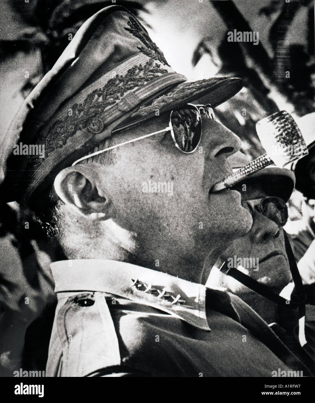 Generale MacArthur con la sua tutolo tubazione di tabacco Foto Stock