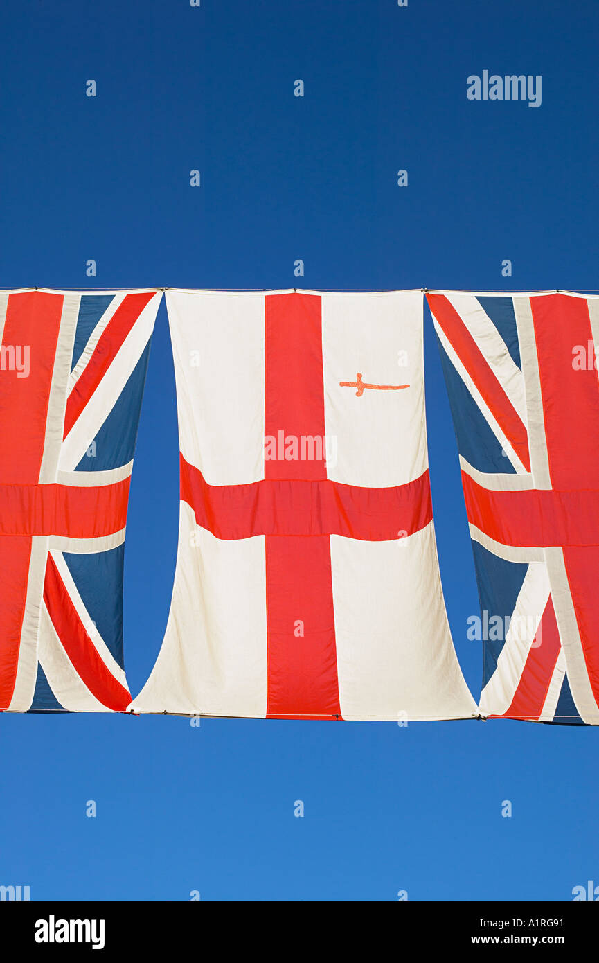 Union Jack con battenti bandiera di san Giorgio nella città di Londra Foto Stock