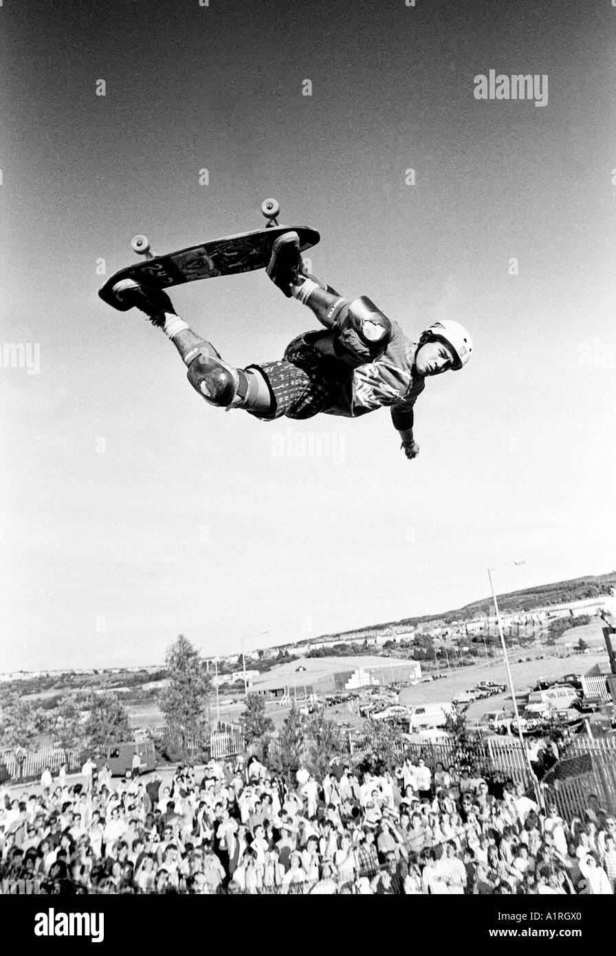 Pro skater Steve Caballero getting aria a ossa brigata demo tour a Swansea nel 1989. Foto Stock