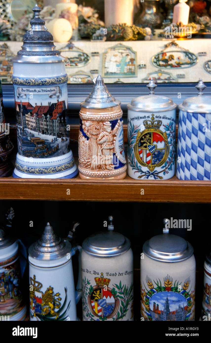 Tipico boccali da birra per acquistare come souvenir Monaco di Baviera  Baviera Germania Foto stock - Alamy