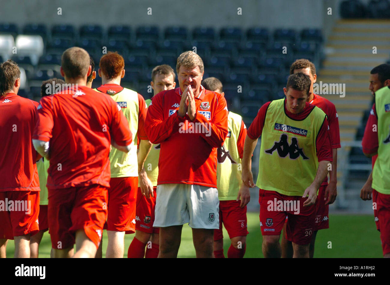 Wales football team manager John Toshack con il Galles squadra di calcio. Foto Stock Wales football team manager John Toshack con il Galles squadra di calcio. Foto Stock