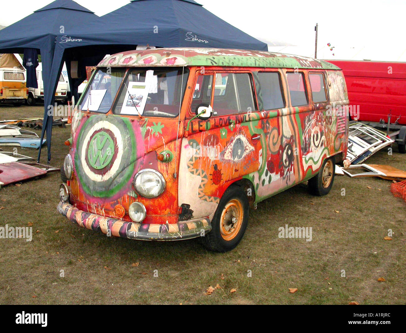 Bistrattato VW split screen camper con stile hippy vernice. Foto Stock