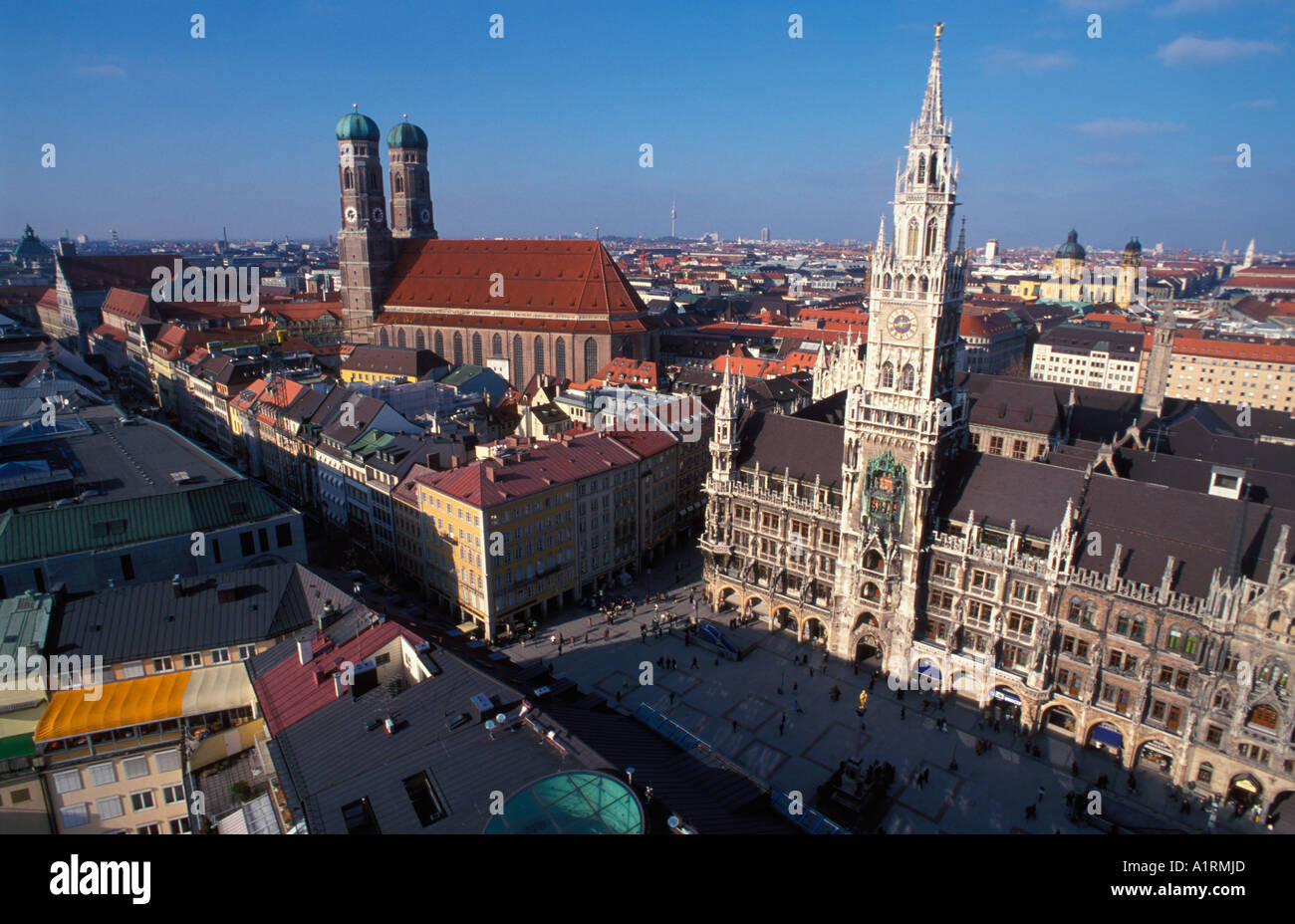 Veduta della chiesa Frauenkirche e il nuovo municipio con il luogo Marienplatz di München Monaco di Baviera Baviera Germania Foto Stock