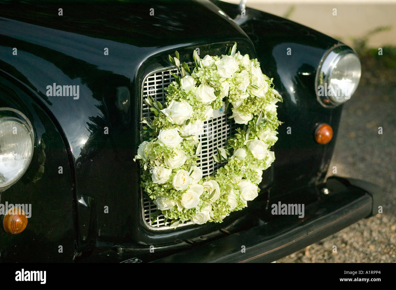 Ghirlanda nuziale decorazioni di fiori a griglia del radiatore delle auto d'epoca british taxi Foto Stock