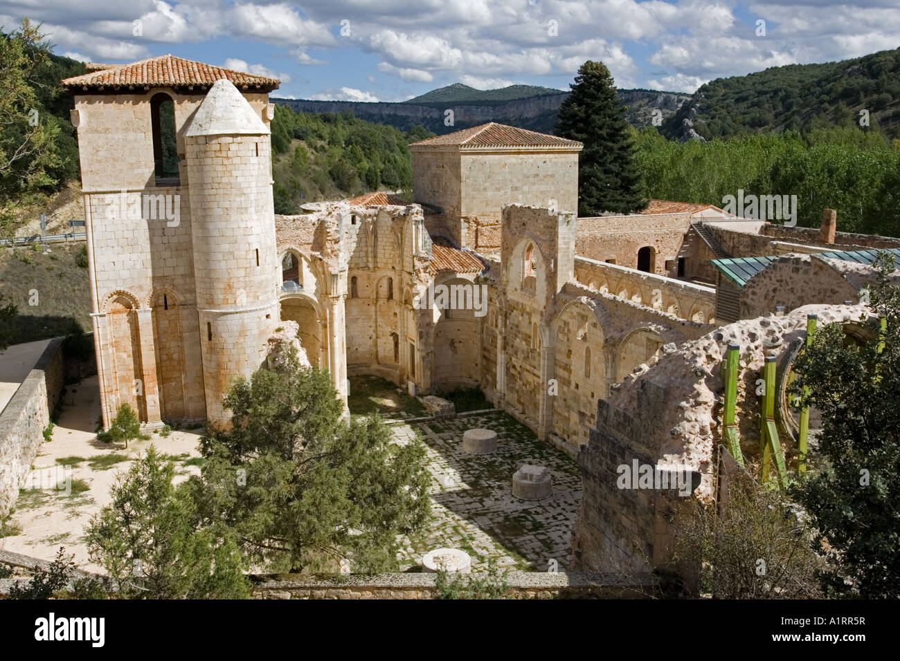 Rovine del monastero di San Pedro de Alanza sotto restauro vicino a Hortiguela Castille de Leon Spagna Foto Stock