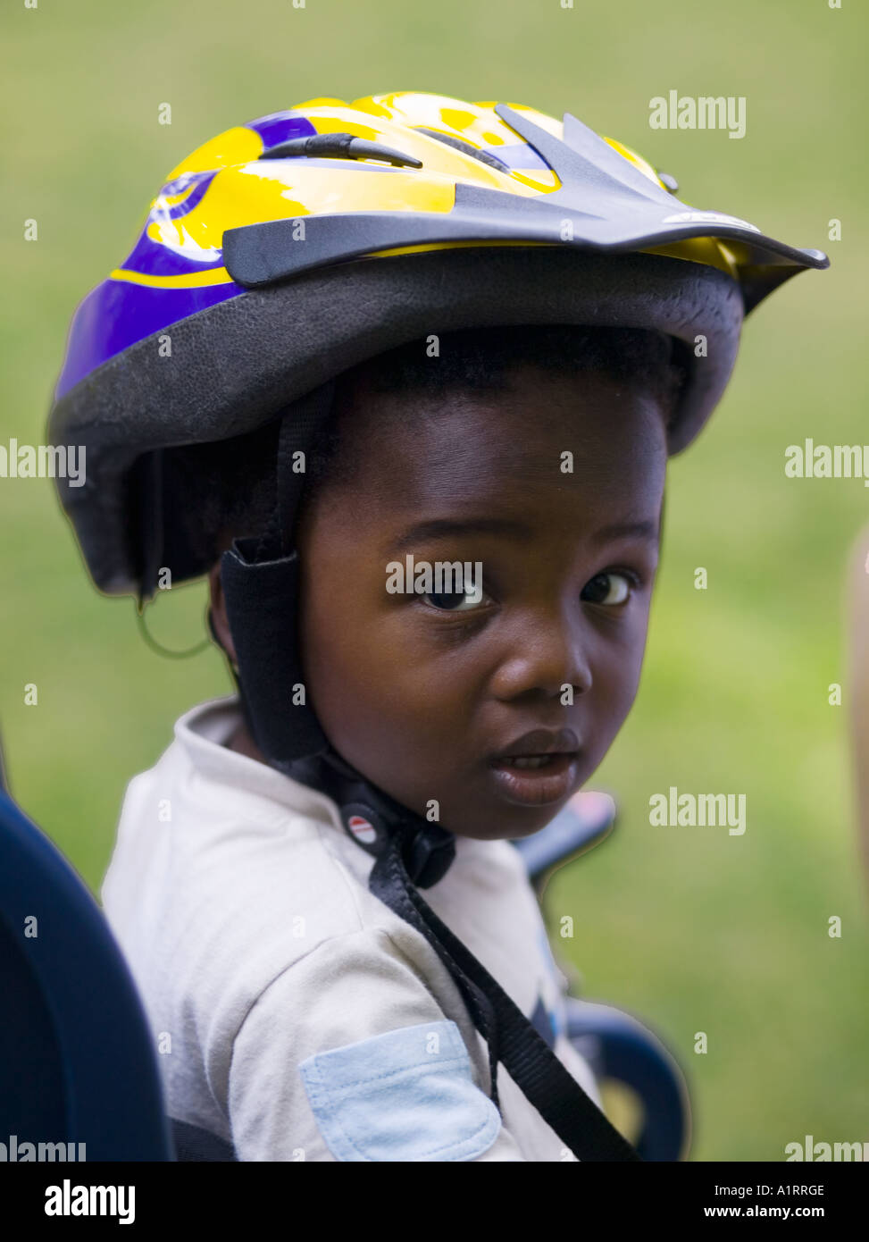 Black Boy con casco per bicicletta Foto Stock