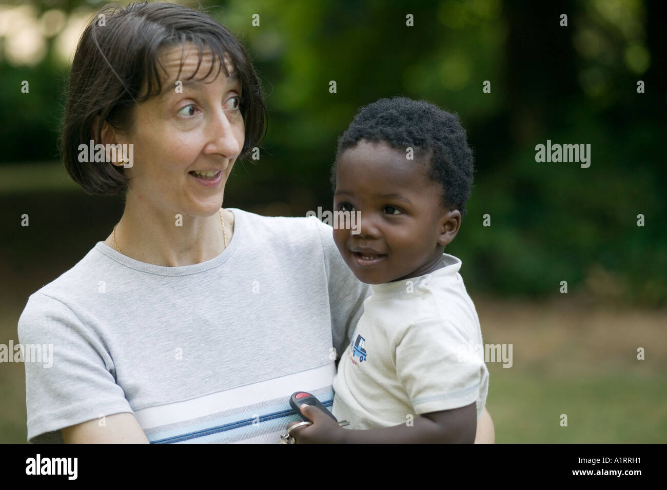 Madre caucasica con il figliastro africana Foto Stock