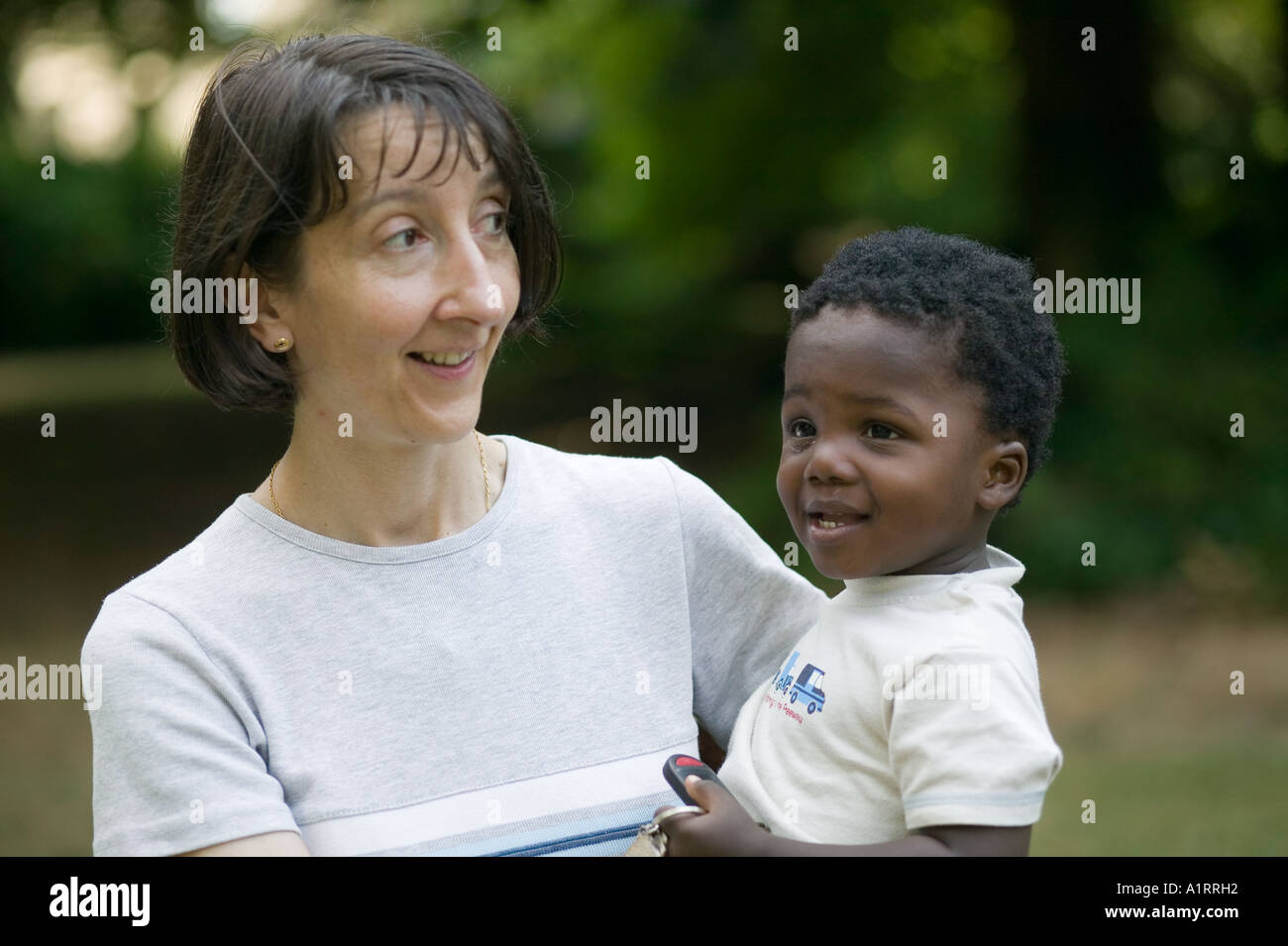 Madre caucasica con il figliastro africana Foto Stock